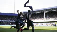 Branislav Ivanovic selebrasi melemparkan Sebuah syal setelahnya Cesc Fabregas, kanan, mencetak gol saat QPR vs Chelsea di Loftus Road stadion, London, Minggu 12 April , 2015. (AP Photo / Matt Dunham)