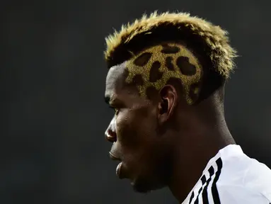 Gaya rambut baru pemain Juventus, Paul Pogba, saat bertanding melawan AS Roma dalam lanjutan Serie A di Stadion Juventus, Turin, (24/1/2016). (AFP)