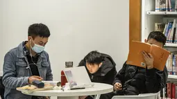 Orang-orang belajar di sebuah ruang layanan mandiri (self-service) 24 jam di Perpustakaan Guizhou di Guiyang, Provinsi Guizhou, China barat daya (8/10/2020). Sekitar 10.000 buku dan 30 tempat duduk disediakan untuk para pembaca di ruang layanan mandiri 24 jam tersebut. (Xinhua/Tao Liang)