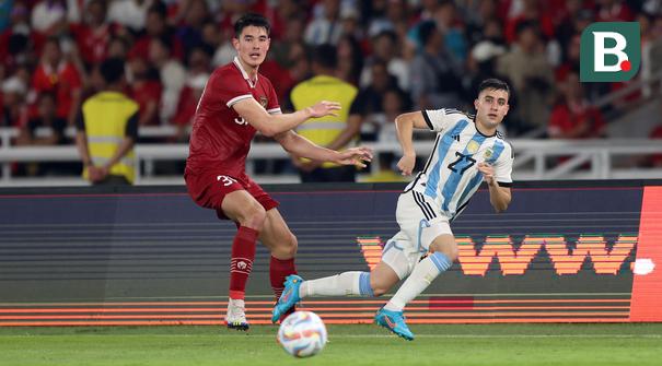 Bek Timnas Indonesia, Elkan Baggott, mengawal pergerakan pemain Timnas Argentina, Facundo Buonanotte, dalam laga FIFA Matchday di Stadion Utama Gelora Bung Karno, Senayan, Jakarta, Senin (19/6/2023). (Bola.com/Bagaskara Lazuardi)