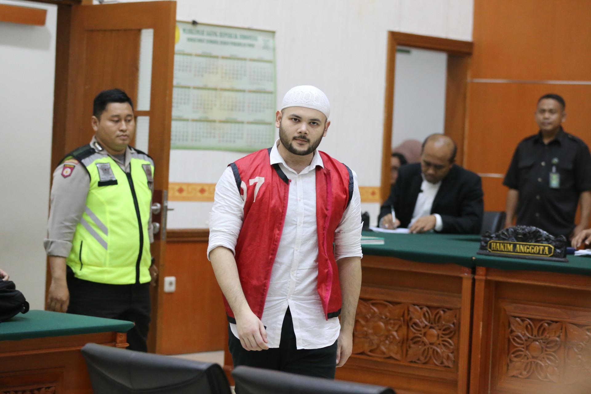 Pada sidang sebelumnya, penyanyi Ridho Rhoma dituntut hukuman penjara dua tahun oleh Jaksa Penuntut Umum. Sidang kembali di gelar di Pengadilan Negeri Jakarta Barat dengan agenda pladoi atau pembelaan terdakwa. (Adrian Putra/Bintang.com)