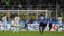 <p>Main di kandang sendiri, Inter Milan mencoba mengambil inisiatif penyerangan sejak menit pertama. Hasilnya efektif. Mereka bisa unggul cepat pada menit 15 melalui bek sayap Federico Dimarco yang meneruskan umpan terobosan Nicolo Barella. (AP Photo/Luca Bruno)</p>