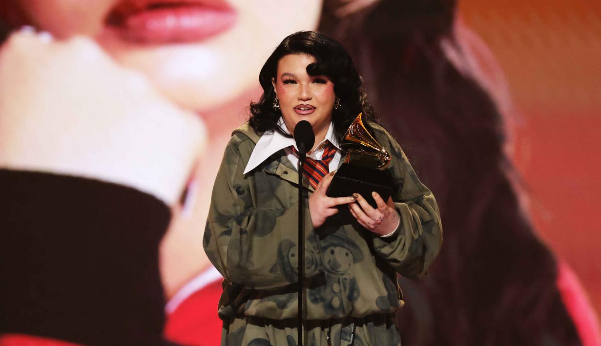Salah satunya dari kategori Penyanyi Pop Terbaik yang jatuh ke tangan Lola Young lewat lagu “Messy”. Tampak dalam foto, penyanyi sekaligus penulis lagu asal Inggris, Lola Young menerima penghargaan untuk Penyanyi Pop Terbaik di atas panggung Penghargaan GRAMMY ke-68 di Crypto.com Arena, Los Angeles, California, pada 1 Februari 2026. (KEVIN WINTER/GETTY IMAGES NORTH AMERICA/Getty Images via AFP)
