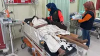 Petugas BPBD Riau menjenguk korban erupsi Gunung Marapi di rumah sakit Sumatra Barat. (Liputan6.com/M Syukur)