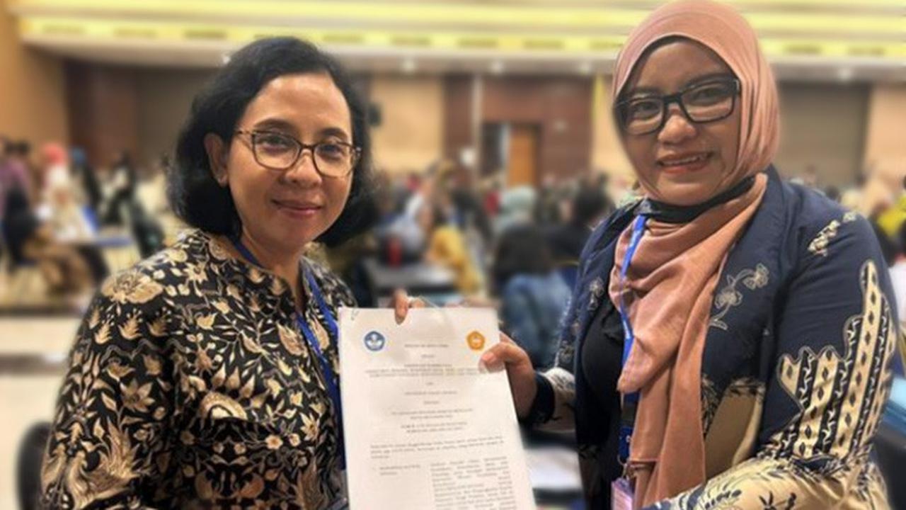 Wakil Rektor IV USD Caecilia Tutyandari (kiri) usai menandatangani Perjanjian Kerjasama Program Praktisi Mengajar di Kemendikbud-Ristek. (Istimewa).
