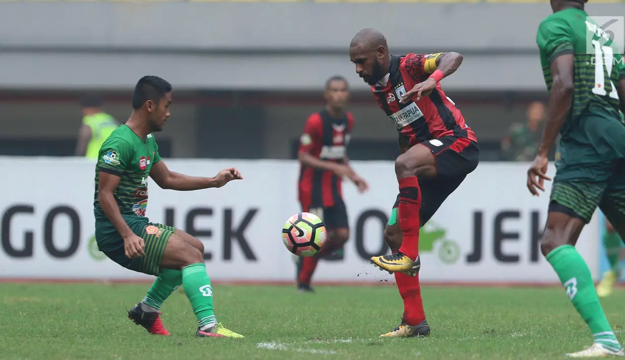 Pemain depan Persipura, Boaz Salossa (kedua kanan) mengontrol bola saat laga melawan PS TNI pada lanjutan Liga 1 Indonesia di Stadion Patriot Candrabhaga, Bekasi, Sabtu (4/11). Persipura kalah 1-2. (Liputan6.com/Helmi Fithriansyah)
