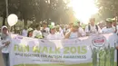Para peserta fun walk 2015 Autism is not a joke berjalan membawa spanduk di balai kota, Jakarta, Minggu (29/3/2015). acara ini dalam rangka memperingati hari autisme sedunia yang jatuh tanggal 2 april setiap tahunnya. (Liputan6.com/Herman Zakharia)