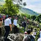 Presiden Joko Widodo atau Jokowi menanam pohon bersama masyarakat di Desa Simangulampe, Kecamatan Bakti Raja, Kabupaten Humbang Hasundutan, Sumatera Utara, Kamis (3/2/2022).