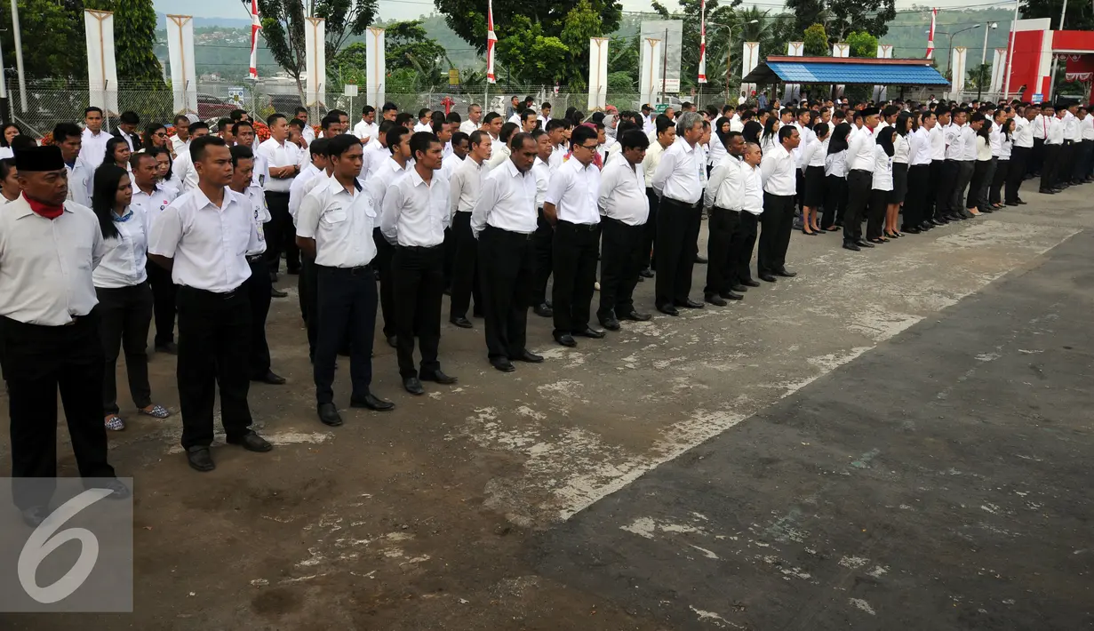 Ratusan karyawan BUMN dari berbagai instansi mengikuti upacara peringatan kemerdekaan Indonesia ke-71 di Terminal BMM, Manokwari, Papua Barat, Rabu (17/8). Upacara dipimpin Dirut PT Pertamina, Dwi Soetjipto. (Liputan6.com/Helmi Fithriansyah)