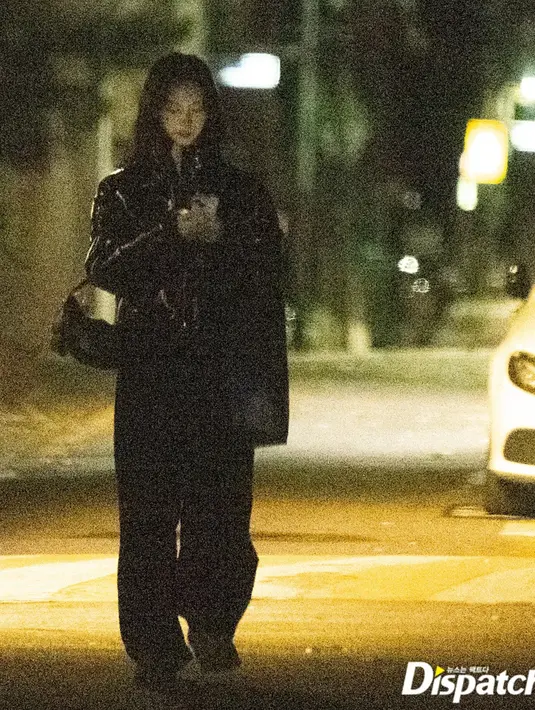 Dalam foto yang diunggah disebutkan pula, jika Karina yang masih tinggal di dorm bersama member aespa membuat Jae Wook memilih mendatanginya. Bahkan, keduanya juga berkencan di sekitar lingkungan dorm tersebut. (Liputan6.com/IG/@koreadispatch)