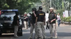 Aparat kepolisian bersenjata lengkap melakukan penjagaan saat Tim Gegana menyisir Gereja Santa Anna Duren Sawit, Jakarta Timur, Senin (14/5). Area gereja disterilkan menyusul teror bom melalui telepon gelap di gereja itu. (Merdeka.com/Iqbal S. Nugroho)
