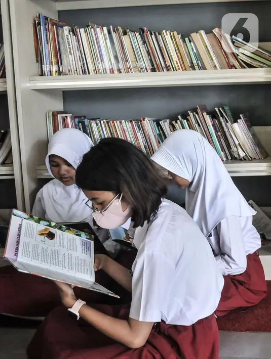 Anak-anak membaca buku di perpustakaan yang disediakan di Ruang Publik Terpadu Ramah Anak (RPTRA) Manggis, Kelurahan Kemanggisan, Kecamatan Palmerah, Jakarta Barat, Senin (31/10/2022). RPTRA Manggis menyediakan perpustakaan yang difasilitaskan untuk anak-anak sebagai upaya meningkatkan minat baca serta literasi tambahan usai jam sekolah. (merdeka.com/Iqbal S. Nugroho)