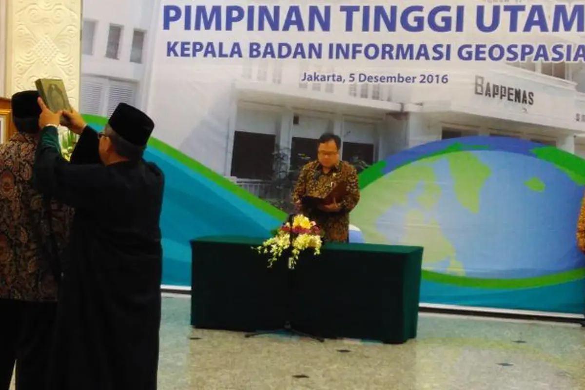 Menteri Perencanaan Pembangunan Nasional (PPN)/Kepala Bappenas, Bambang Brodjonegoro melantik Kepala Badan Informasi Geospasial (BIG), Hasanuddin Zainal Abidin.