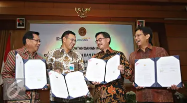 (ki-ka) Dirut BRI Asmawi Syam, Dirut BNI Achmad Bhaiquni, Menteri Agraria dan Tata Ruang Ferry Mursyidan Baldan, Dirut Bank Mandiri Budi G. Sadikin saat penandatanganan kerjasama (MoU) di Jakarta, Senin (1/2). (Liputan6.com/Immanuel Antonius)