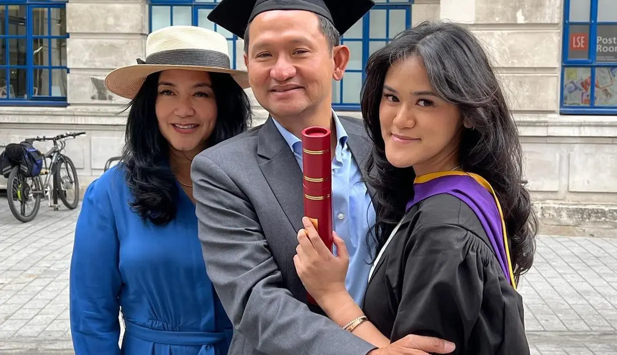 Latasha punya latar belakang pendidikan mentereng. Ia lulus dari London School of Economics and Political Science pada Juli 2022 lalu. [Instagram @latashasafira]