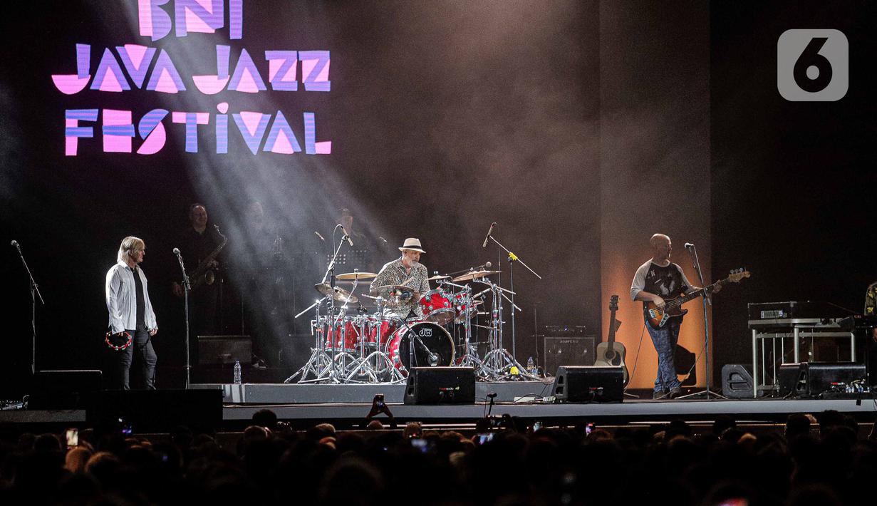 Penampilan The Chicago Experience  tampil dalam special show di BNI Hall pada BNI Java Jazz Festival 2023 di JIExpo, Kemayoran Jakarta, Jumat (2/6/2023). (Liputan6.com/Faizal Fanani)