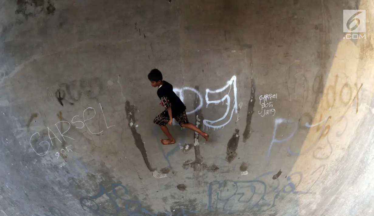 Sebuah tulisan mengotori area Skate Park RPTRA Kalijodo, Jakarta, Sabtu (15/6/2019). Beberapa coretan dari orang yang tidak bertanggung jawab mulai mengotori salah satu arena bermain di RPTRA Kalijodo. (Liputan6.com/Helmi Fithriansyah)