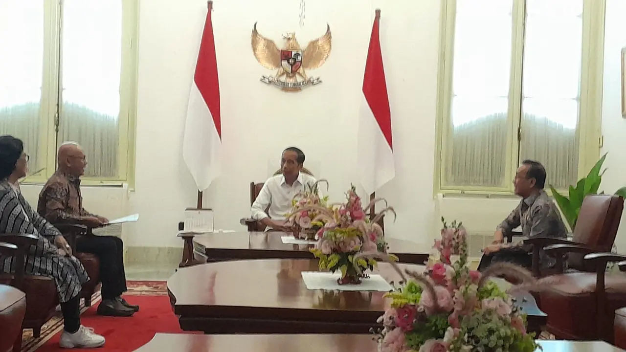 Jokowi Terima Undangan Mencoblos dari KPPS TPS 10 Gambir