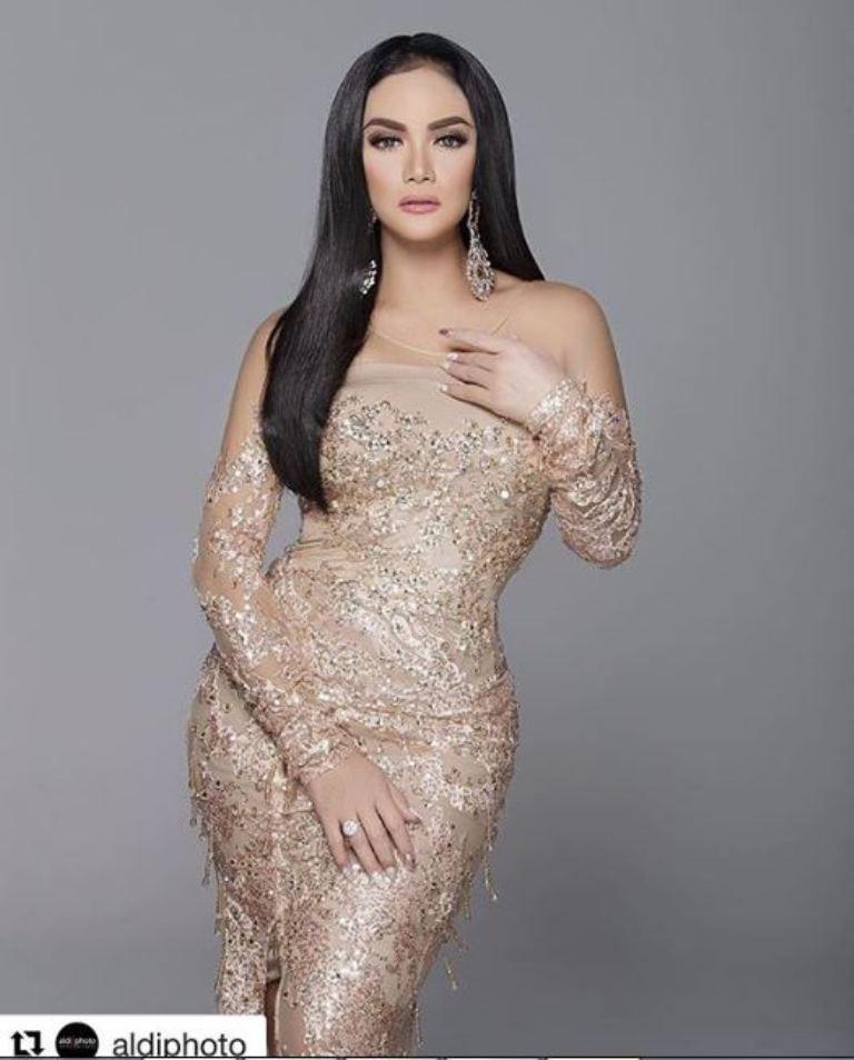 Krisdayanti perlihatkan lekuk tubuhnya (Foto: Instagram)