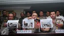 Kapolda Metro Jaya, Irjen Pol Mochammad Iriawan menunjukkan gambar saat rapat jelang penangkapan terduga makar, Jakarta, Selasa (6/12). Iriawan memastikan penangkapan tersebut sudah sesuai prosedur hukum. (Liputan6.com/Gempur M Surya)