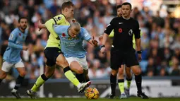 Pemain Manchester City, Erling Haaland (tengah kanan) berusaha melewati penjagaan pemain Southampton, Flynn Downes pada laga lanjutan Liga Inggris 2024/2025 yang berlangsung di Etihad Stadium, Manchester, Inggris, Sabtu (26/10/2024). (AFP/Oli Scarff)
