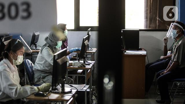 FOTO: Cegah COVID-19, Peserta SBMPTN Pakai Masker hingga Sarung Tangan
