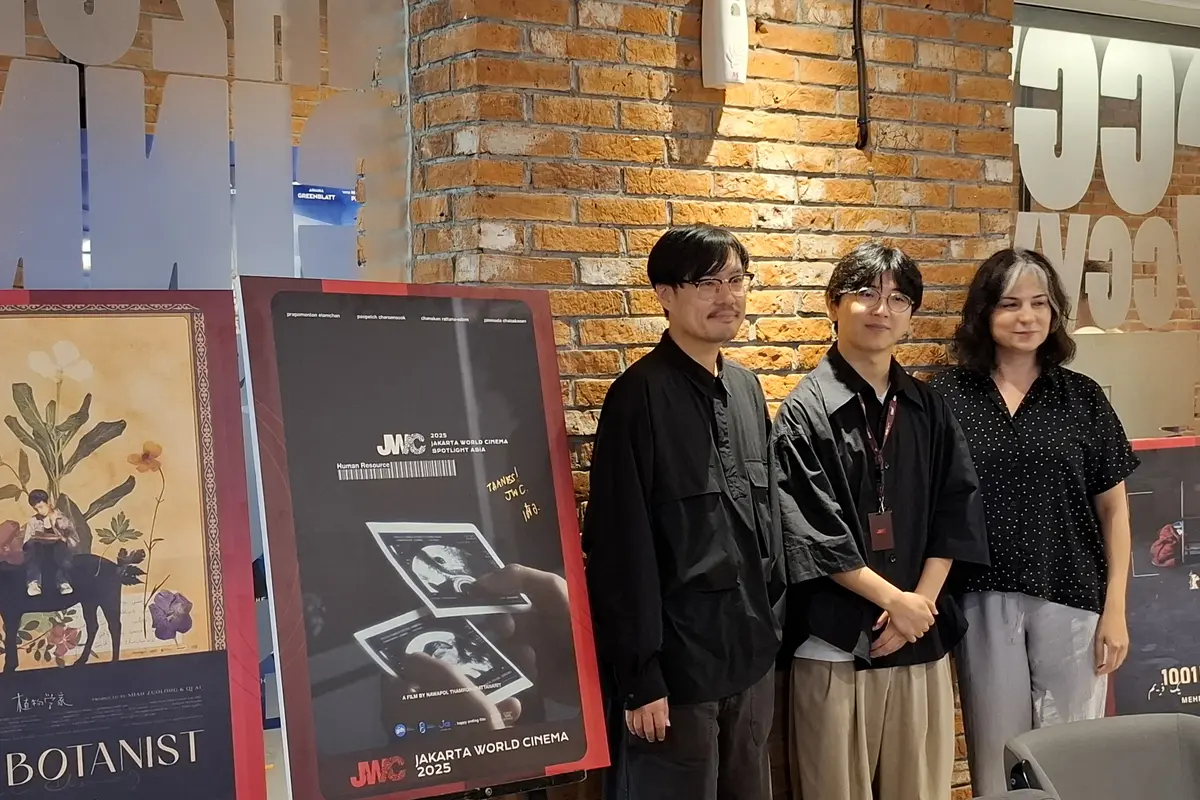 Nawapol Thamrongrattanarit, Jing Yi, dan Mehrnoush Alia