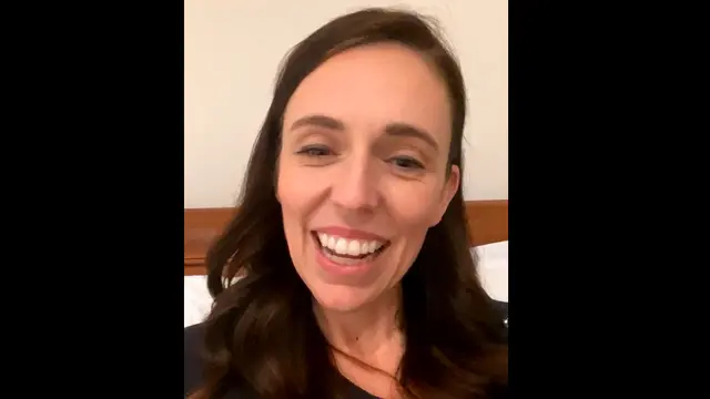 Pada Senin, 8 November lalu ketika sedang siaran langsung membahas Corona lewat Facebook Live tiba-tiba putrinya memanggil karena tidak bisa tidur. (Tangkapan layar Facebook Jacinda Ardern)