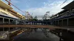 Kondisi Stadion Renang Gelora Bung Karno saat dalam proses renovasi, Jakarta, Jumat (24/3). Stadion Renang GBK ditarget selesai Oktober 2017 dan akan menjadi salah satu stadion renang terbesar di Asia. (Liputan6.com/Helmi Fithriansyah)