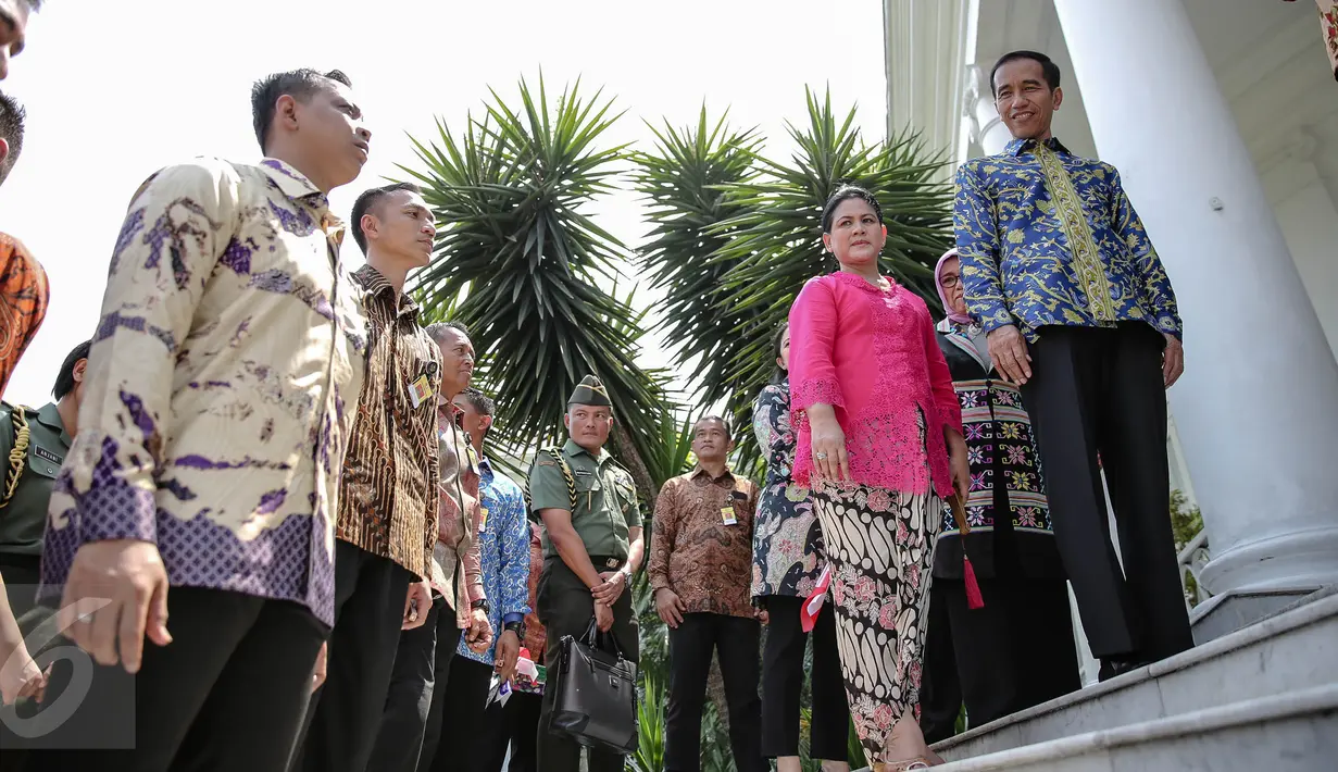 Presiden Jokowi didampingi Ibu Negara Iriana Widodo usai menghadiri acara puncak Peringatan Hari Anak Nasional di Istana Bogor, Selasa (11/8/2015). Acara ini dihadiri oleh ratusan anak-anak dari berbagai daerah di Indonesia. (Liputan6.com/Faizal Fanani)