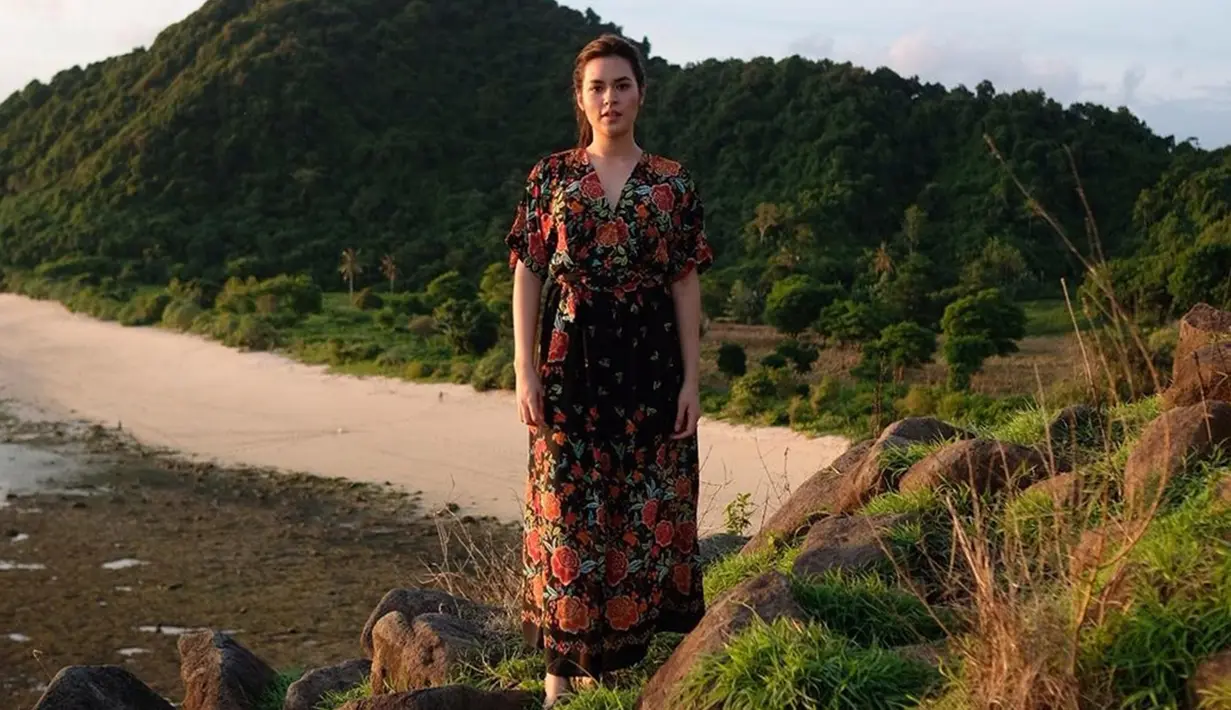 Penampilan Raisa saat berada di Lombok ini juga berhasil mencuri perhatian netizen. Pasalnya dalam foto tersebut Raisa terlihat tengah menggunakan daster. Gaya santai Raisa saat berpose dengan daster pun tetap terlihat memesona. (Liputan6.com/IG/@raisa6690)