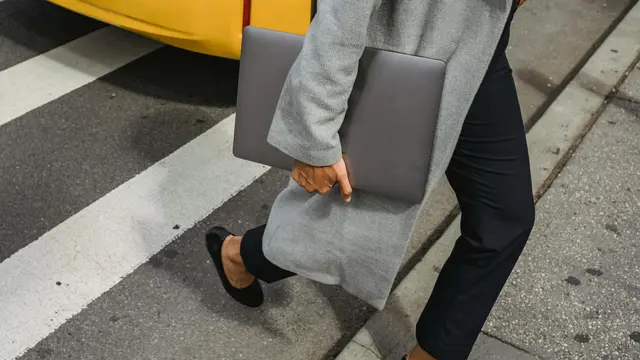 Leher Pegal karena Terlalu Sering Scroll HP? Ini 3 Gerakan Stretching yang Wajib Dicoba