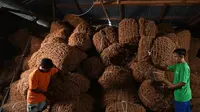Coconet adalah produk jaring yang dibuat dari limbah kelapa yang cukup melimpah di Buli. Antam biasa memakainya untuk keperluan reklamasi di tebing yang curam.