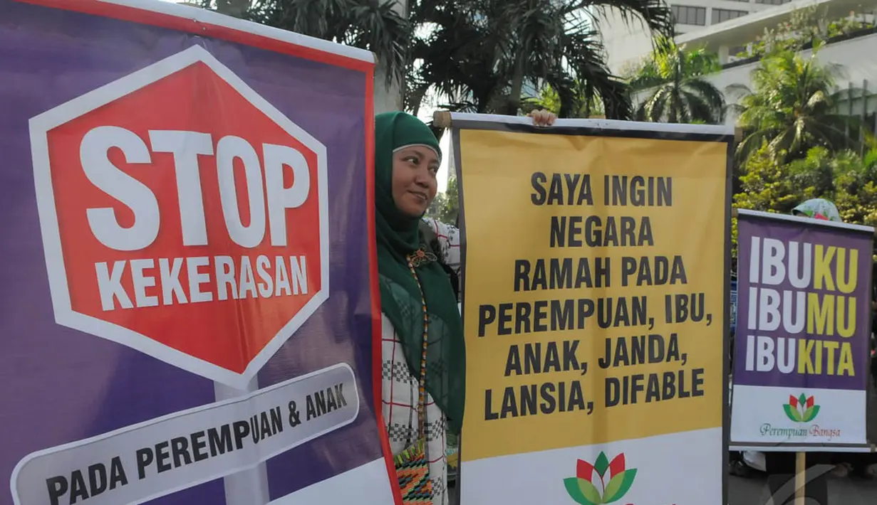 Dalam aksinya, mereka mengajak masyarakat untuk menghargai sosok seorang ibu, Jakarta, Minggu (21/12/2014). (Liputan6.com/Herman Zakharia)