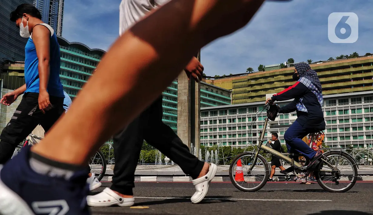 Warga bersepeda saat Car Free Day di Kawasan Bundaran HI, Jakarta, Minggu (4/9/2022). Pemerintah Provinsi DKI Jakarta akan memiliki jalur sepeda hingga 309,5 kilometer. (Liputan6.com/Angga Yuniar)