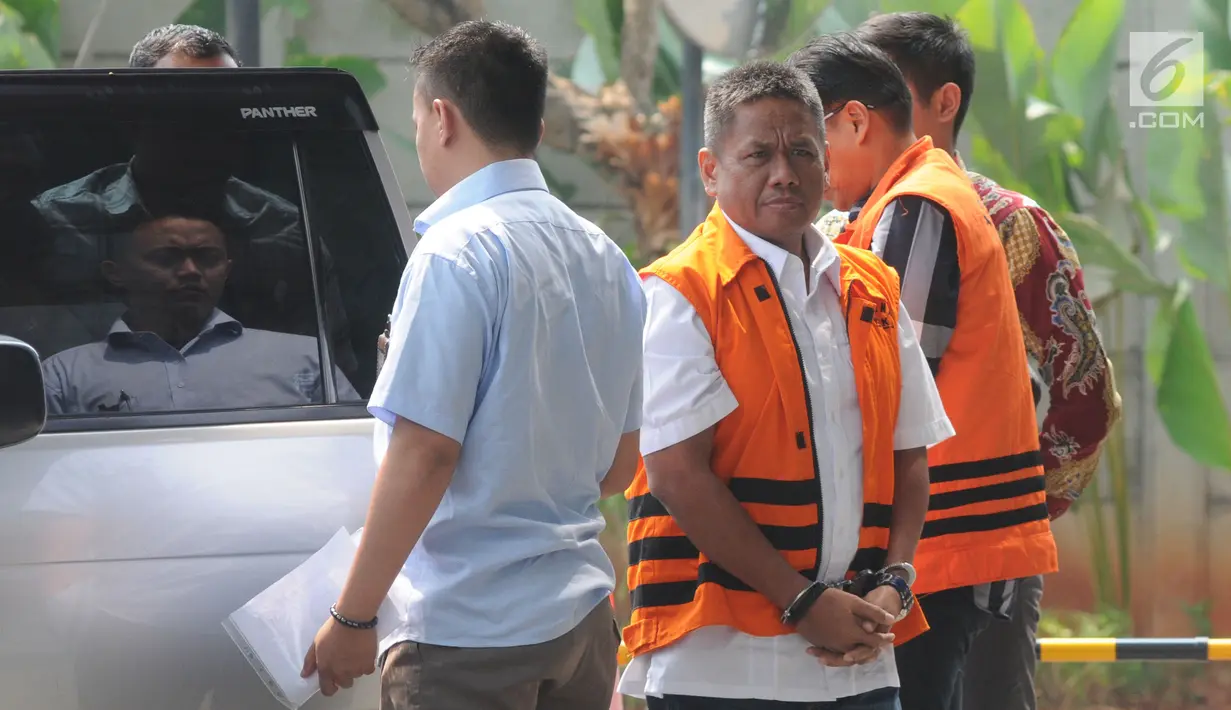 Tersangka Sudarman (kedua kiri) tiba untuk pemeriksaan di gedung KPK, Jakarta, Kamis (25/7/2019). Sudarman diperiksa sebagai tersangka terkait kasus dugaan korupsi memberikan atau menerima hadiah atau janji terkait penanganan perkara di PN Balikpapan pada tahun 2018. (merdeka.com/Dwi Narwoko)