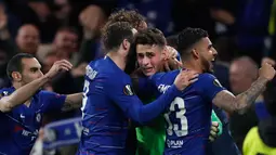 Para pemain Chelsea memeluk kiper Kepa Arrizabalaga setelah pertandingan melawan Eintracht Frankfurt pada semifinal Liga Europa di stadion Stamford Bridge, London (10/5/2019). Chelsea menang adu penalti atas Eintracht Frankfurt setelah laga berakhir imbang 1-1. (AP Photo/Alastair Grant)