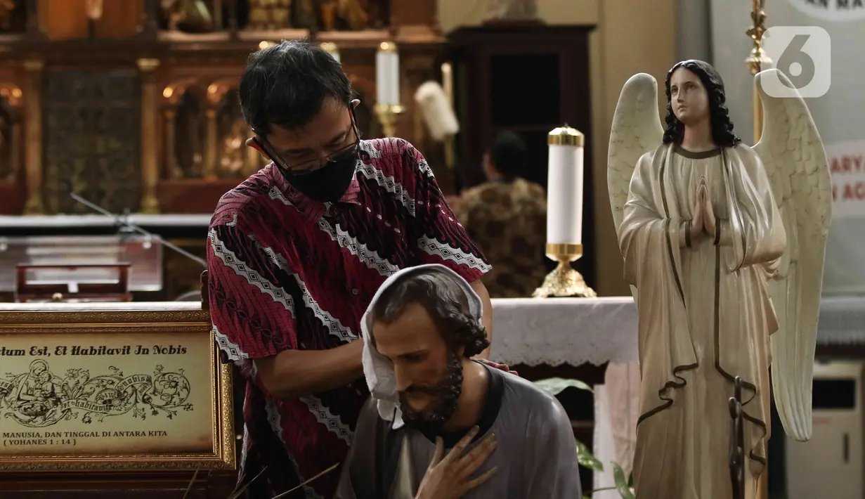 Pekerja melakukan persiapan jelang ibadah Natal di Gereja Katedral, Jakarta, Jumat (23/12/2022). Menjelang peringatan Natal pada Minggu (25/12) mendatang, Gereja Katedral Jakarta melakukan persiapan bersih-bersih dan pemasangan dekorasi. (Liputan6.com/Herman Zakharia)