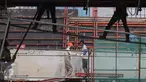 Pekerja menyelesaikan pembangunan Jalan Layang Transjakarta koridor XII rute Ciledug-Kapten Tendean, Jakarta, Kamis (10/12). Sampai saat ini, proyek transportasi massal tersebut telah rampung sekitar 35 persen. (Liputan6.com/Angga Yuniar)
