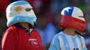 Dua suporter saat menyaksikan pertandingan antara Argentina melawan Chile pada Copa America Centenario 2016 di Levi's Stadium, California, AS (7/6). Argentina menang atas Chile dengan skor 2-1. (AFP/Thearon W. Henderson)