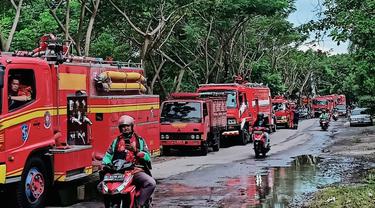 Petugas damkar Surabaya dikerahkan untuk menyedot genangan air. (DIan Kurniawan/Liputan6.com)