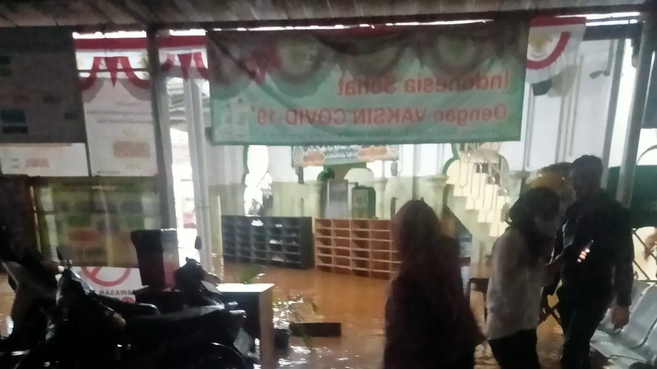 Ruas jalan di Rawa Buntu raya, Kecamatan Serpong, Tangerang Selatan (Tangsel), kembali tergenang setelah diguyur hujan dengan intensitas tinggi, Jumat (23/9/2022).
