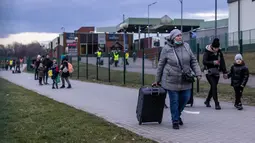 Pengungsi dari Ukraina tiba di perbatasan di Medyka, Polandia tenggara, pada 5 April 2022. Lebih dari 4,2 juta pengungsi Ukraina telah meninggalkan negara itu sejak invasi Rusia, kata PBB. (Wojtek RADWANSKI / AFP)