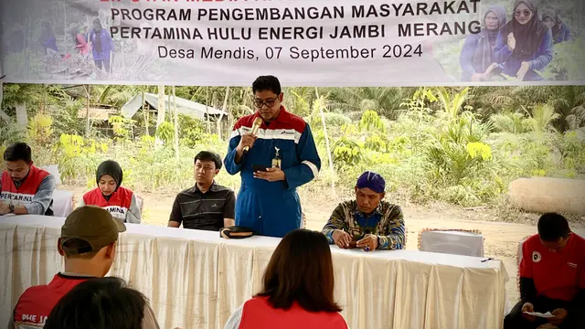 Jajaran perwakilan PR Pertamina Hulu Energi, PHE Jambi Merang yang disambut sebagian warga Desa Mendis dan kepala desa.
