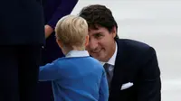 Pangeran George menolak ketika diajak tos oleh PM Trudeau (Reuters)