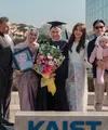 Xaviera berhasil menyelesaikan pendidikan double major di bidang Computer Science dan Business Technology Management, dengan spesialisasi Artificial Intelligence. Keberhasilan ini semakin terasa istimewa berkat kehadiran keluarga Xaviera, yang terbang jauh dari Indonesia untuk mendampinginya. [@xavieraaputri]