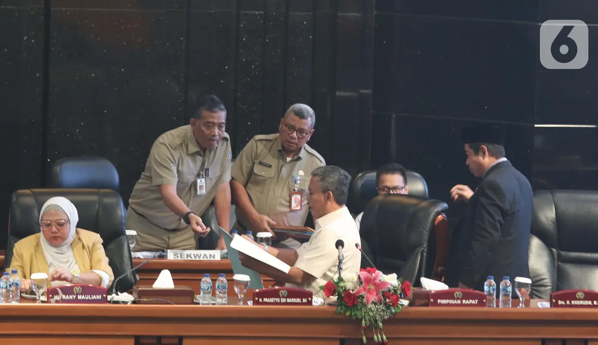 Ketua DPRD DKI Jakarta Prasetyo Edi Marsudi memipin sidang Rapat Pimpinan Gabungan (Rapimgab) terkait tiga nama calon Penjabat (Pj) Gubernur pengganti Anies Baswedan di Gedung DPRD DKI Jakarta, Selasa (13/9/2022). Rapimgab yang dihadiri oleh pimpinan sembilan fraksi memutuskan tiga nama yang akan diberikan kepada Menteri Dalam Negeri, yakni Heru Budi Hartono, Bahtiar, dan Marullah Matali. (Liputan6.com/Herman Zakharia)