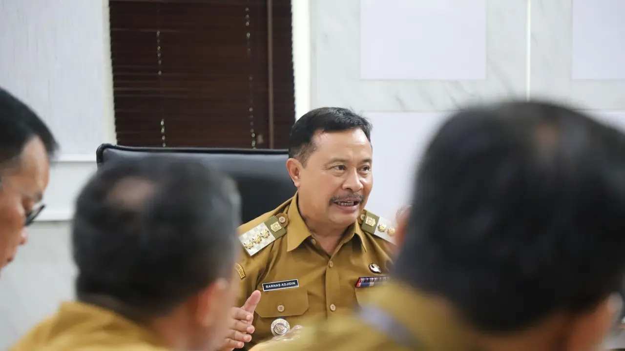 Pj. Bupati Garut Barnas Adjidin, memimpin jalannya rapat Rapat Hari Jadi Garut (HJG) di Ruang Pamengkang, Kecamatan Garut Kota. (Liputan6.com)