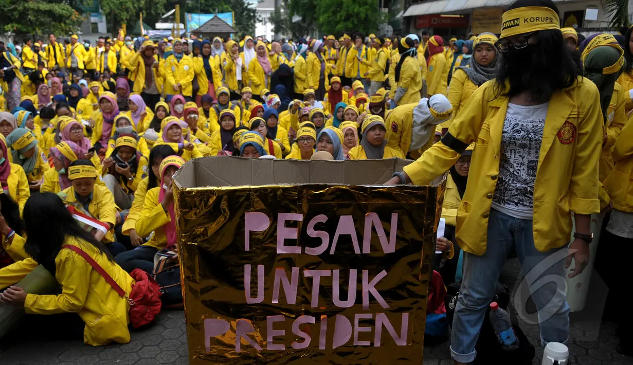 Ratusan mahasiswa UI menggelar aksi di kampus UI Salemba, Jakarta, Jumat (20/3/2015). Mereka mengultimatum dan mengumpulkan surat untuk Presiden Jokowi. (Liputan6.com/Johan Tallo) 