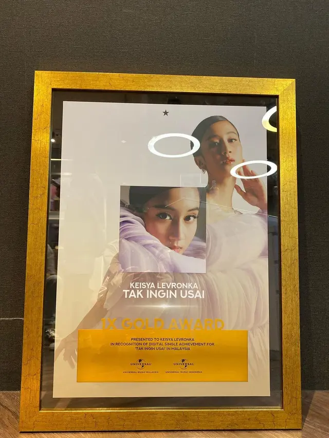 Lagu Tak Ingin Usai dari Keisya Levronka juga mendapat sebuah plakat atas pencapaian single-nya di Malaysia. (instagram.com/levihavron)